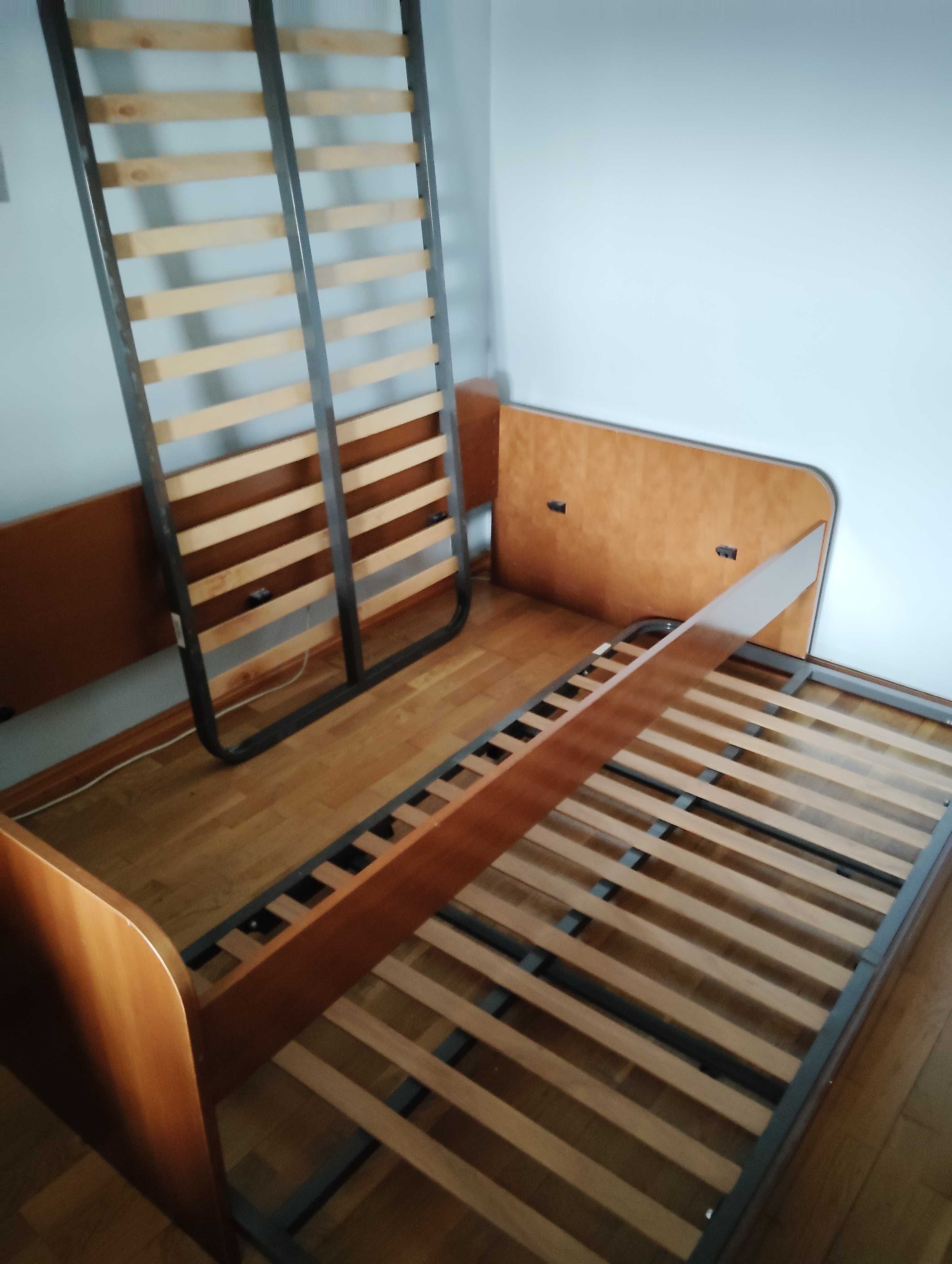 Cama dupla de solteiro.