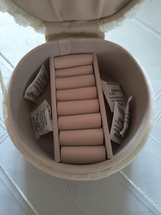 beżowa szkatułka na biżuterię