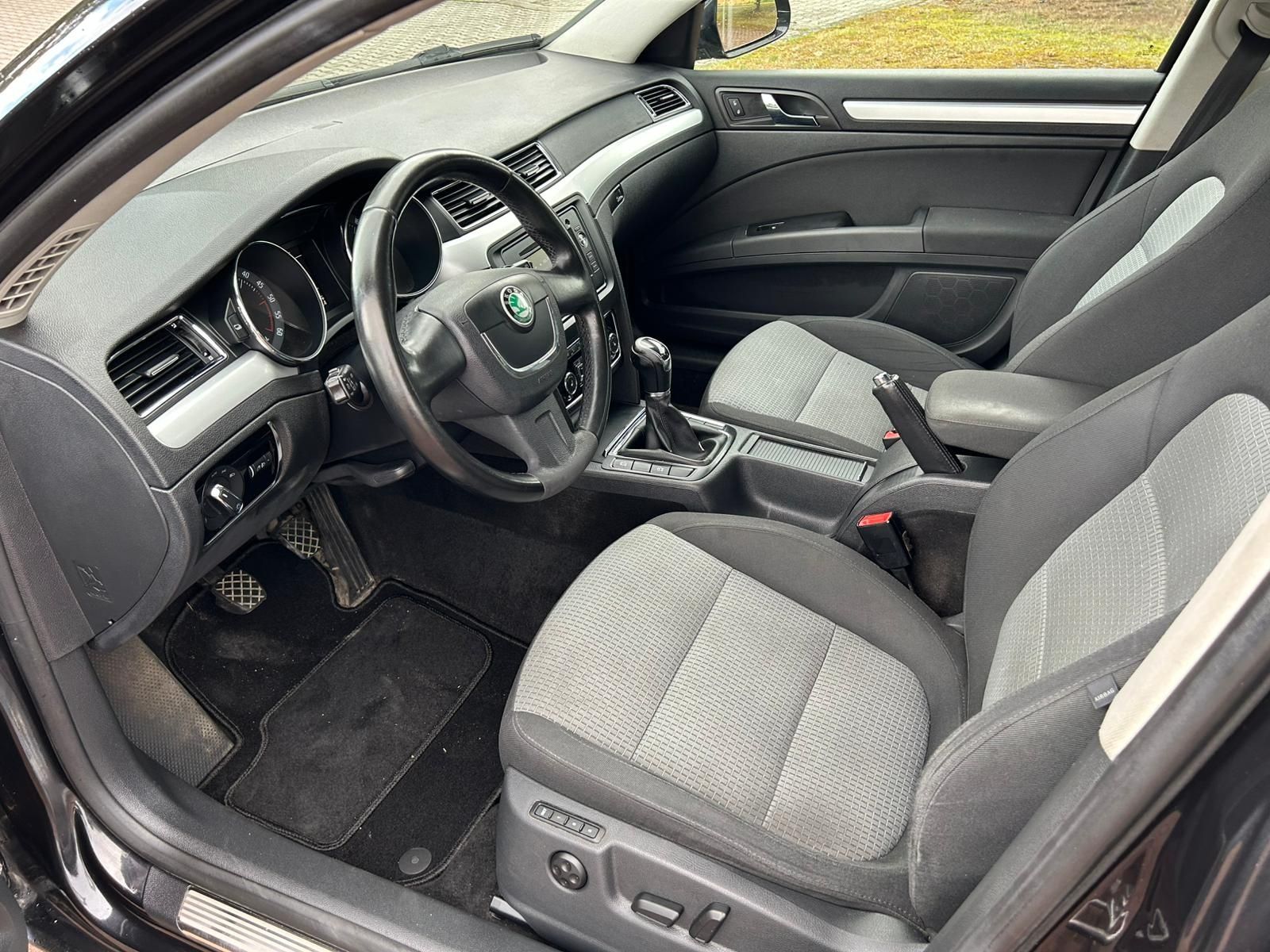 Skoda Superb 1,6 TDI  Navigacja Xenon alu 18