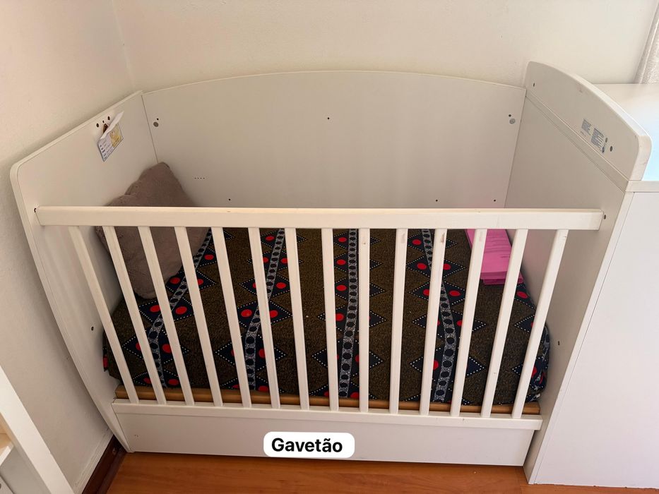 Berço evolutivo com colchao e estantes infantis 200€ TUDO