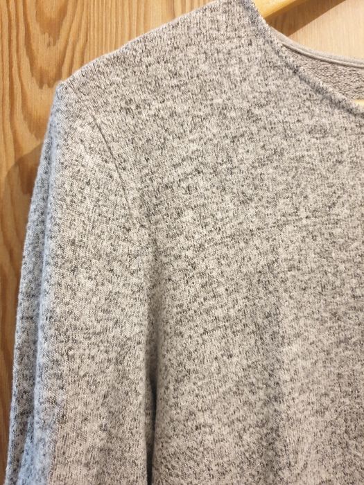 Szary sweterek damski Orsay z ozdobnymi rękawami koronka