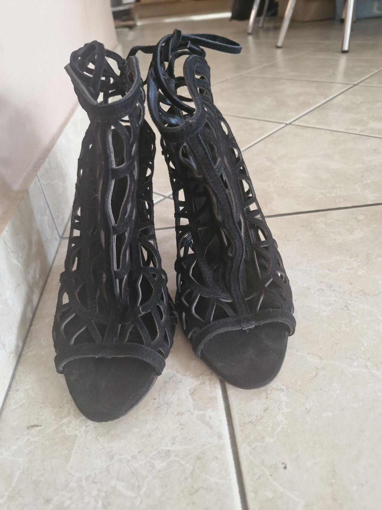 Buty damskie czarne na obcasie ażurowe Zara