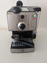 Робоча рожкова кавоварка еспресо Electrolux EEA111