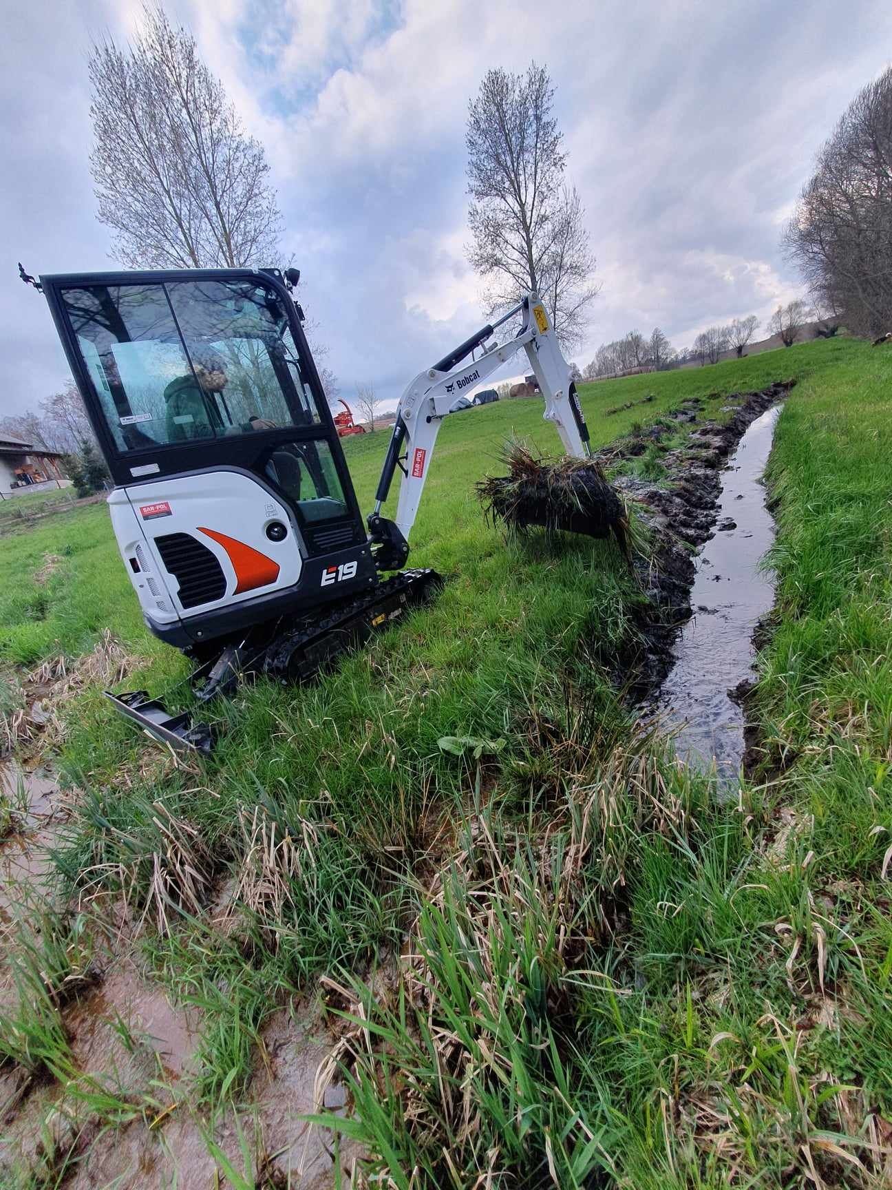 Usługi minikoparką bobcat e19