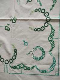 Obrus bawełniany, ręczny haft w odcieniach zieleni, kwadrat 130cm