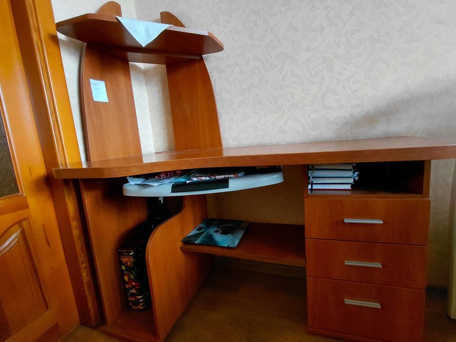 Комп'ютерний стіл