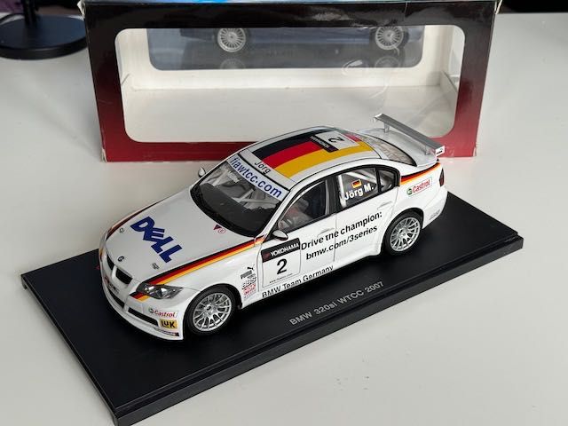 1:18 AUTOart BMW 320Si (E90) Limousine /WTCC 2007 #2 Muller / 80747