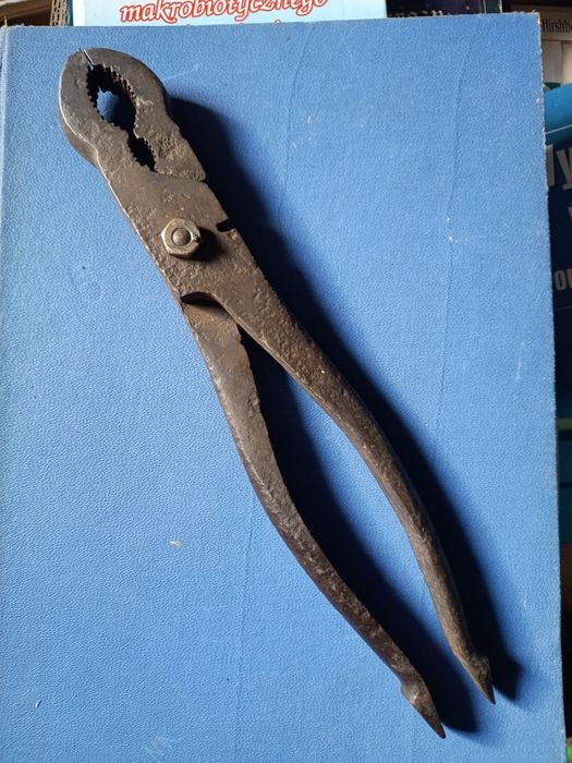 Stare, kute cęgi kowalskie, stare narzędzia.