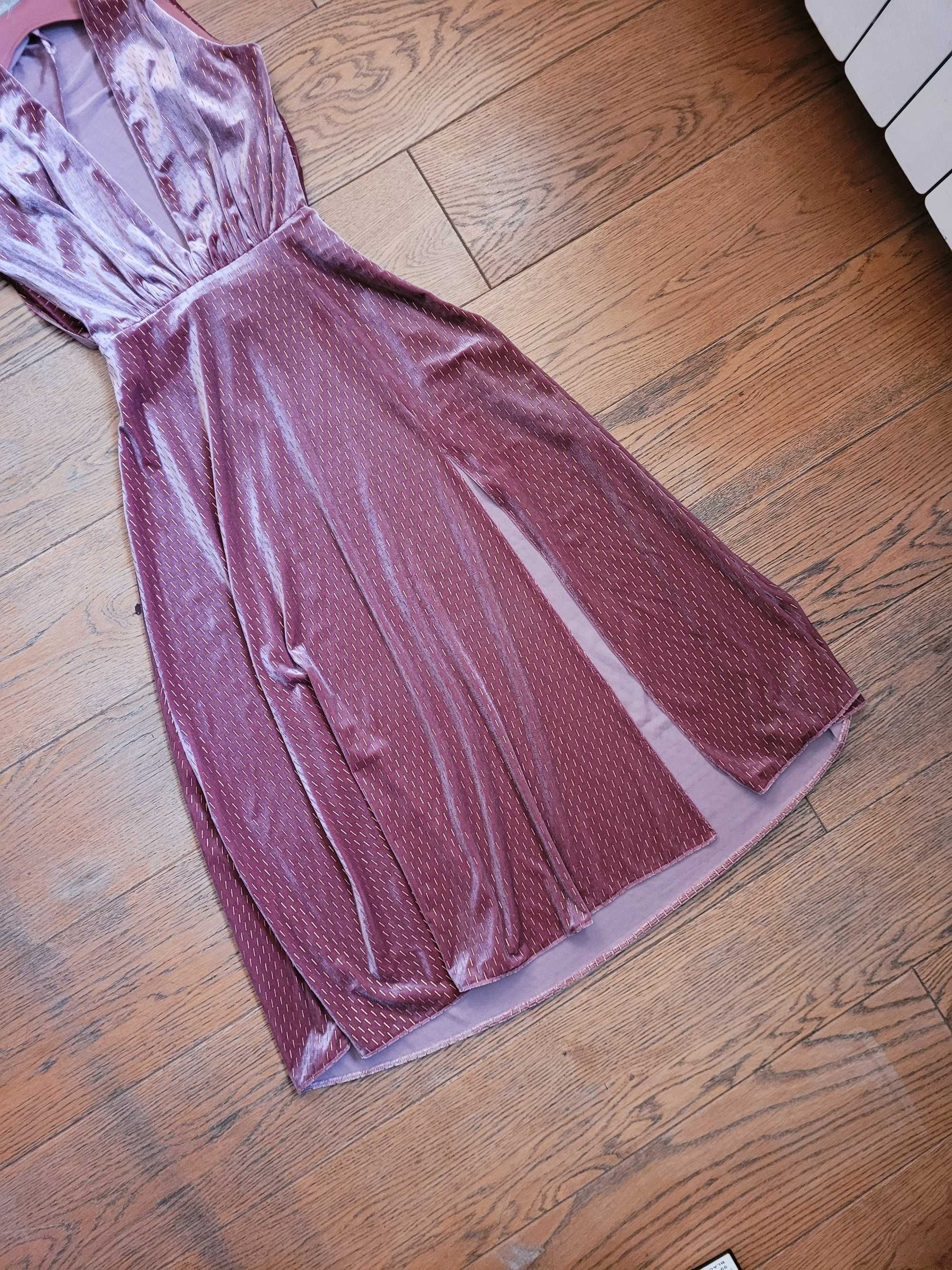Elegancka welurowa sukienka midi z rozcięciem głęboki dekolt V połysk