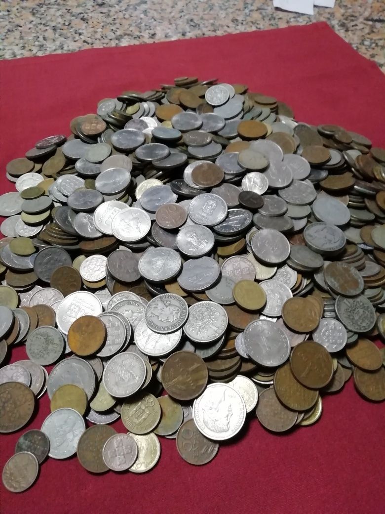 Lote com + de 1200 moedas com muita qualidade.