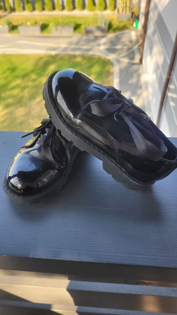 Buty lakierowane Reserved 26 wiązane