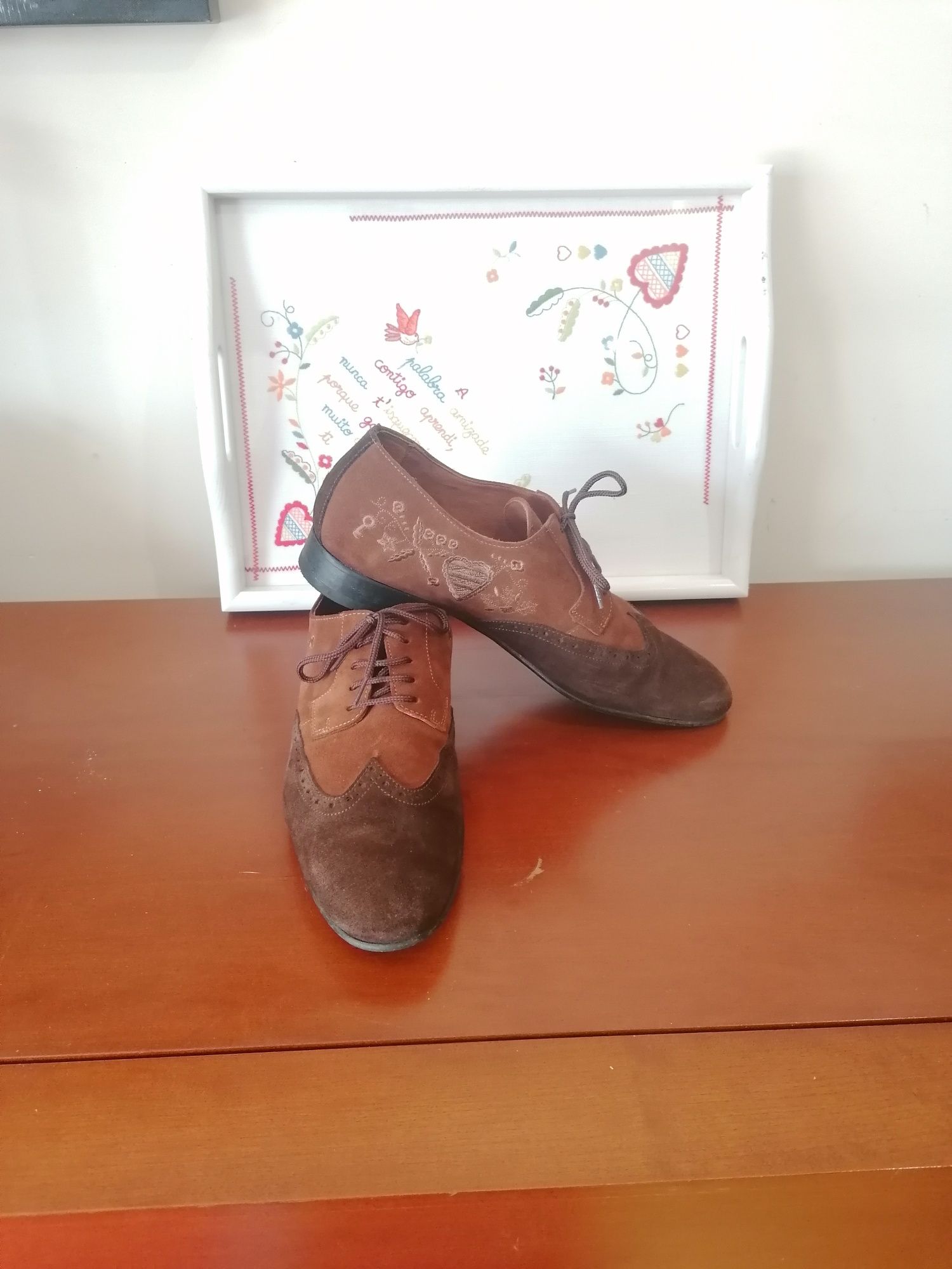 Sapatos de homem com bordado dos lenços dos namorados