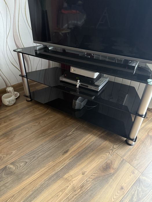 Stolik rtv w kolorze czarnego szkła