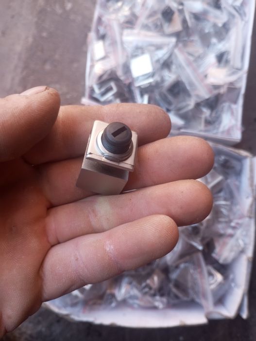 РУЧКА ДЛЯ СКЛЯНИХ ДВЕРЕЙ хром макс= 6 мм 20 х 28мм ціна договірна