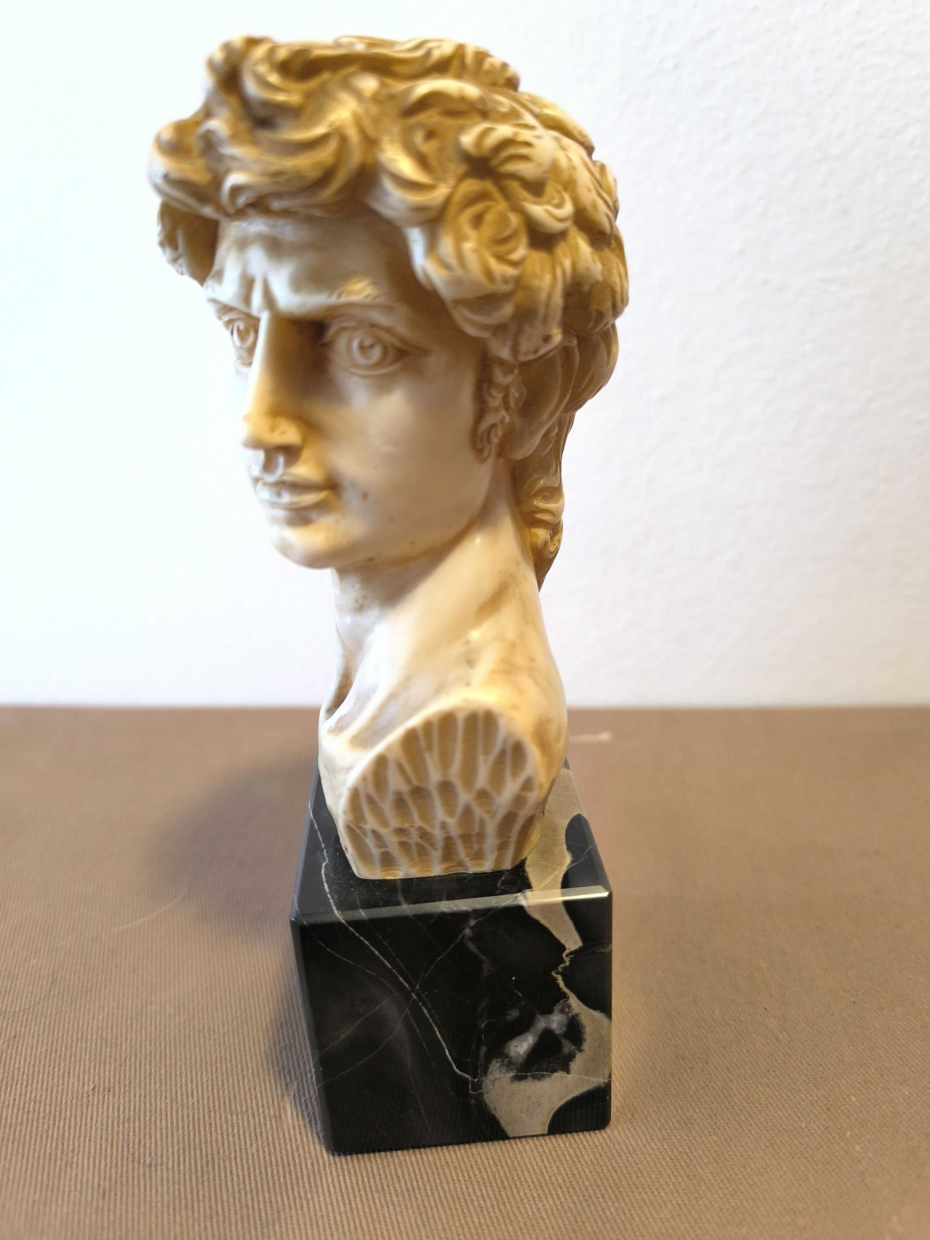 Escultura de um busto de David em resina,  com base em mármore preto