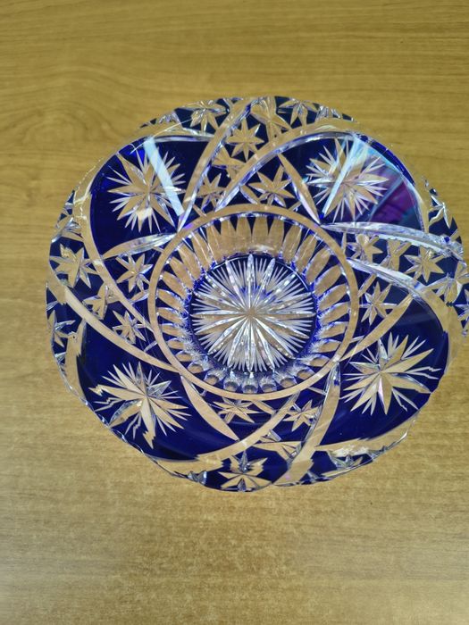 Misa kryształowa z kobaltowym zdobieniem – ręcznie szlifowana