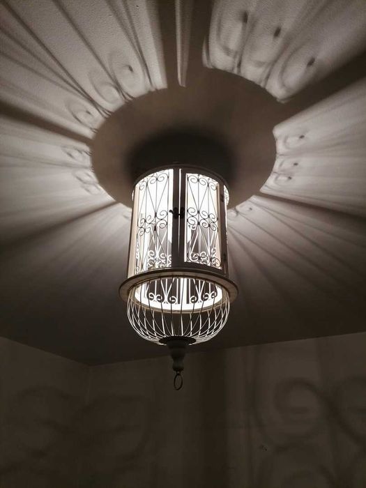 Candeeiro de teto em madeira e metal