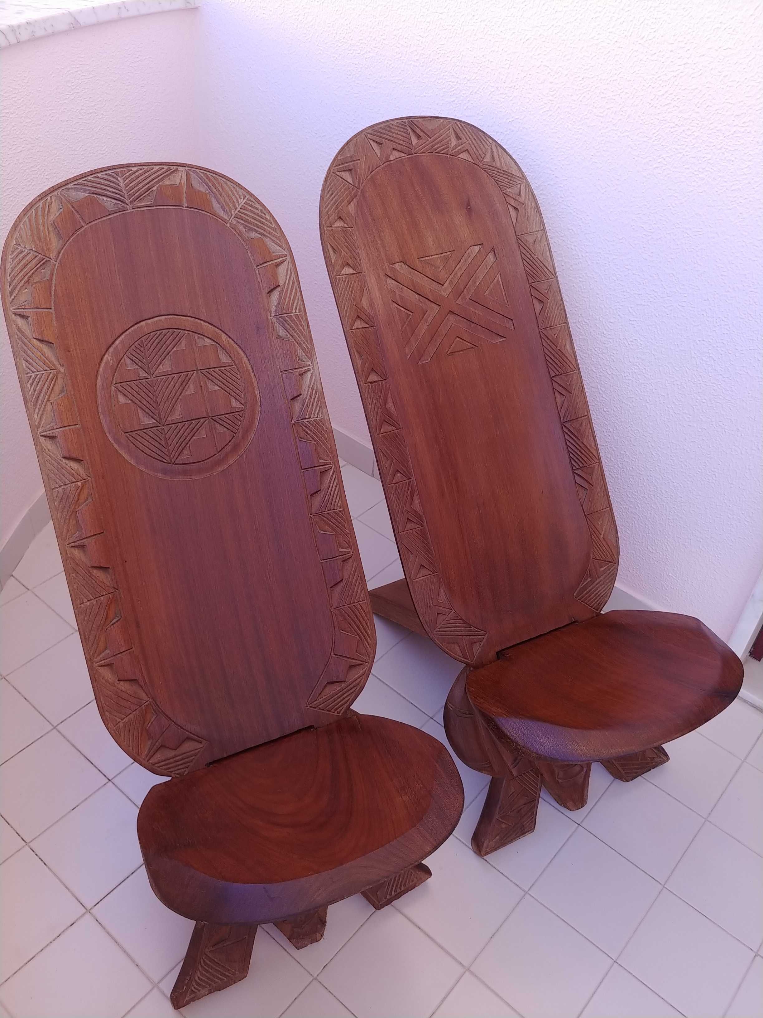 Cadeiras africanas em madeira maciça