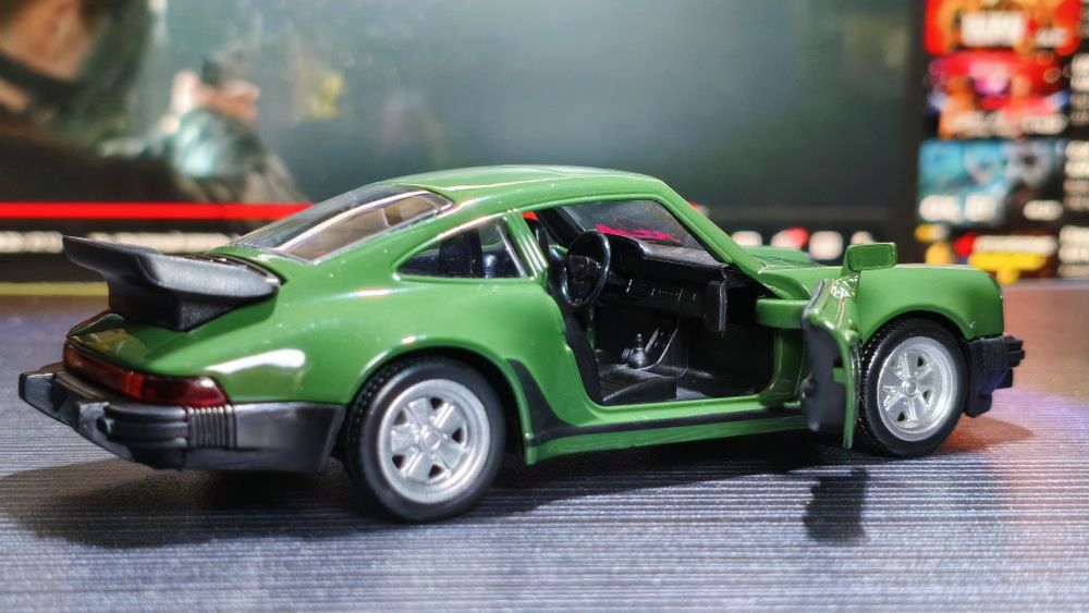 Модель автомобиля Porsche 911 Turbo 3.3 / Масштаб 1:36