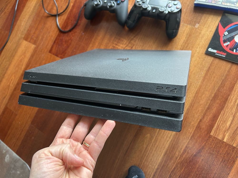PS4 Pro 1T + 2comandos + 5 jogos