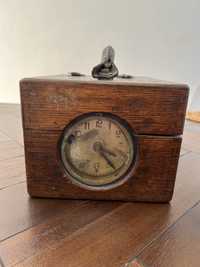 Zabytkowy zegar do pomiaru przelotu gołębi lata 60