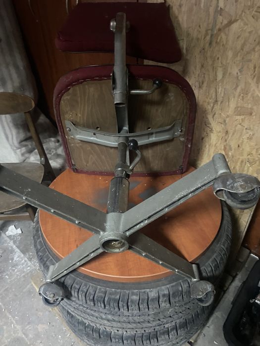 Fotel PRL na kolkach z chromami