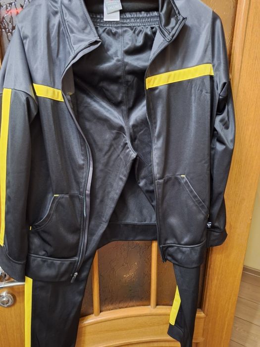 Для хлопчиків на фізкультуру , на  15_17 років