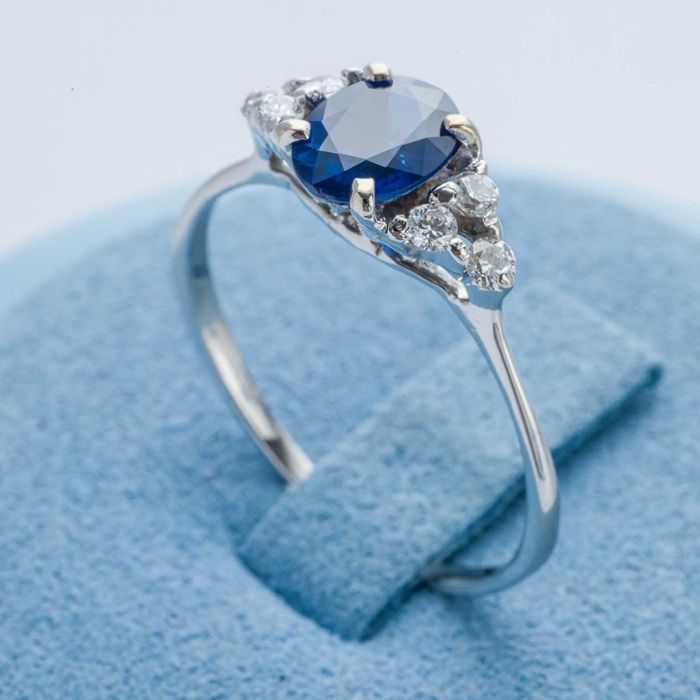 Złoty pierścionek z szafirem i diamentami (5796)