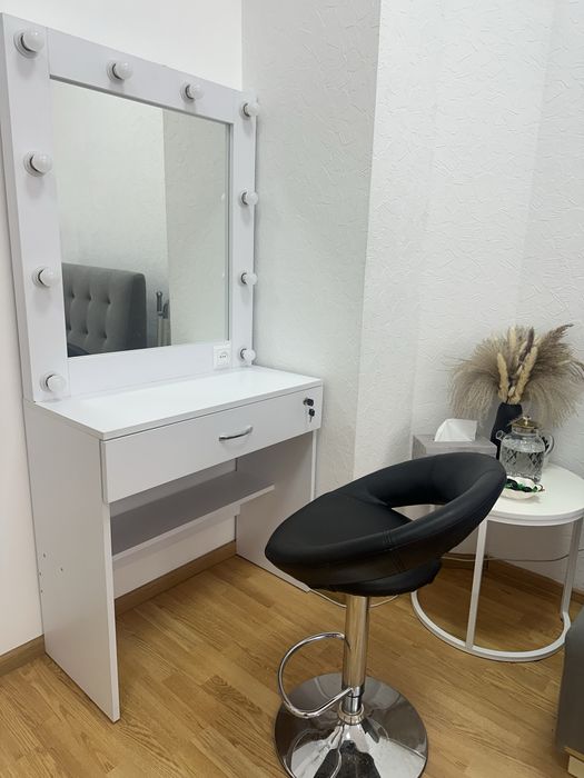 Робочі місця для майстра манікюра/бровиста