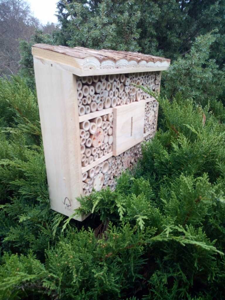 Domek Hotel dla owadów budka lęgowa drewniana z korą na owady pszczoły