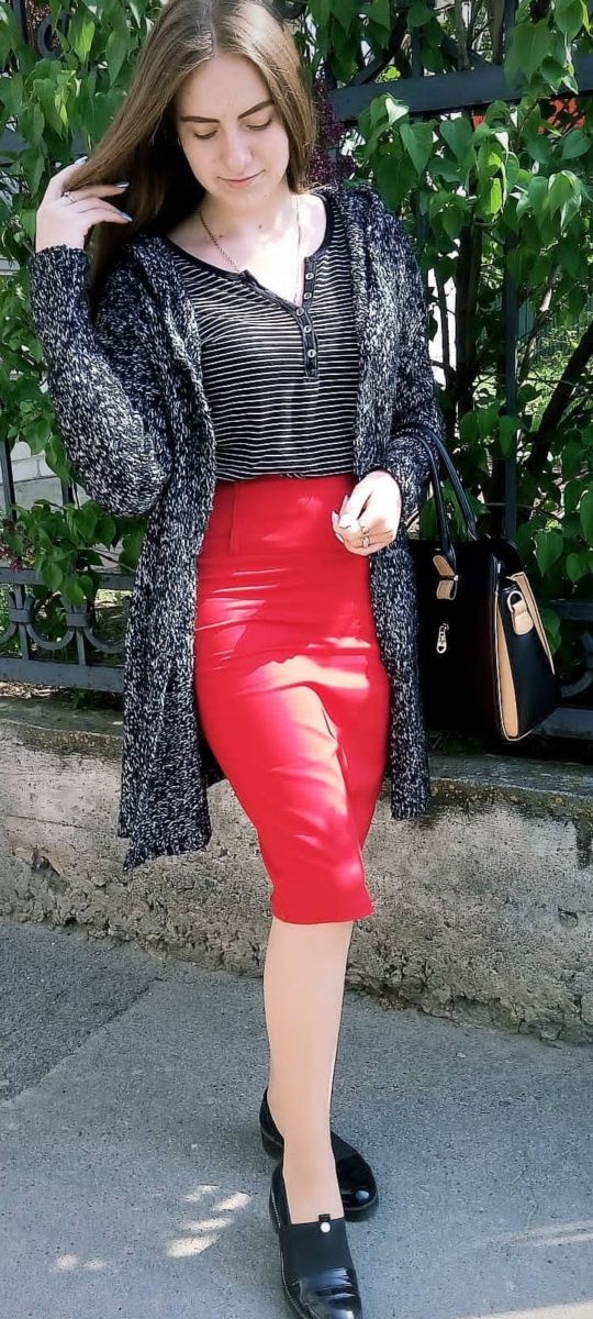 Червона спідничка юбка