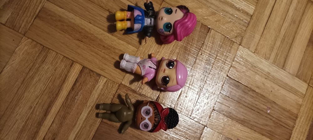 Trzy  a La laleczki L.O.L