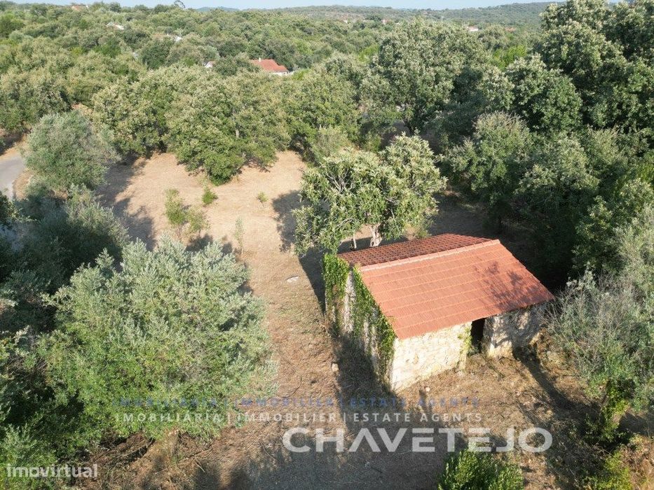 Terreno com construção rural e viabilidade de construção na pitores...