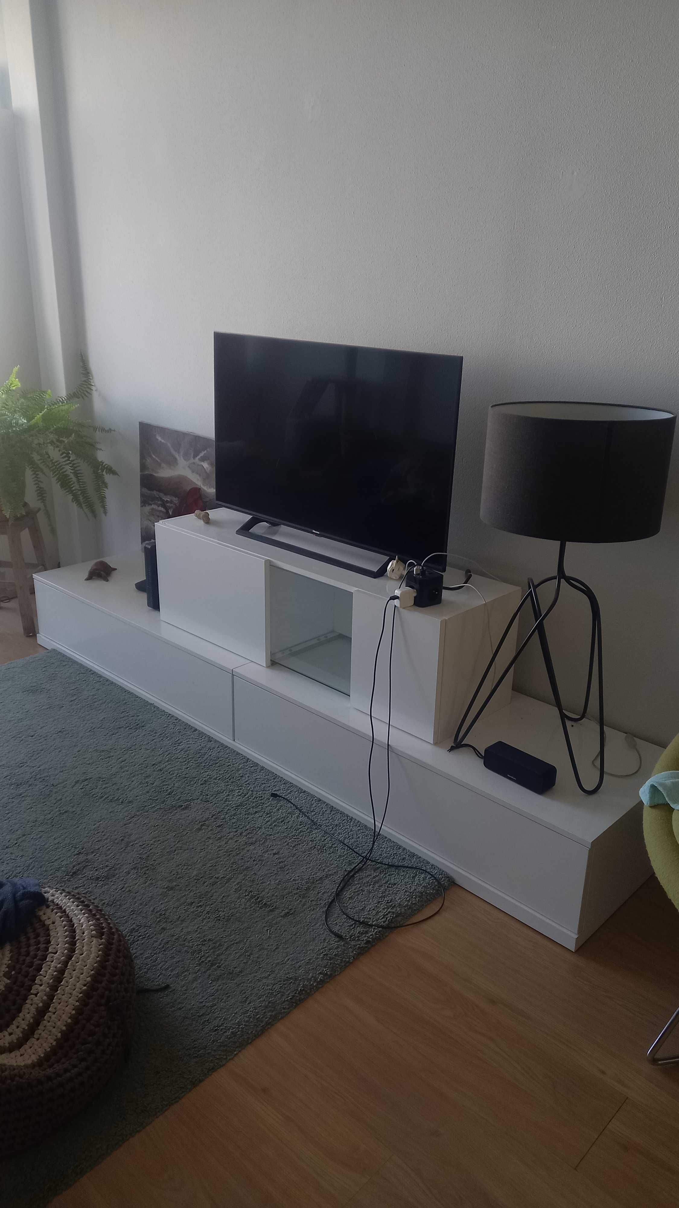 Móvel de sala/TV branco com gavetas