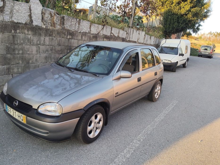 Opel corsa a gasolina muito bom estado revisão feita