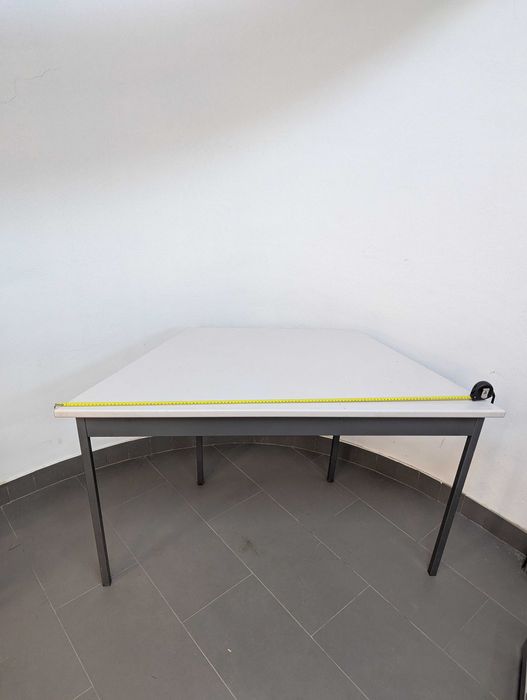 Mesa de canto triangular cinza 130/67x67x57cm