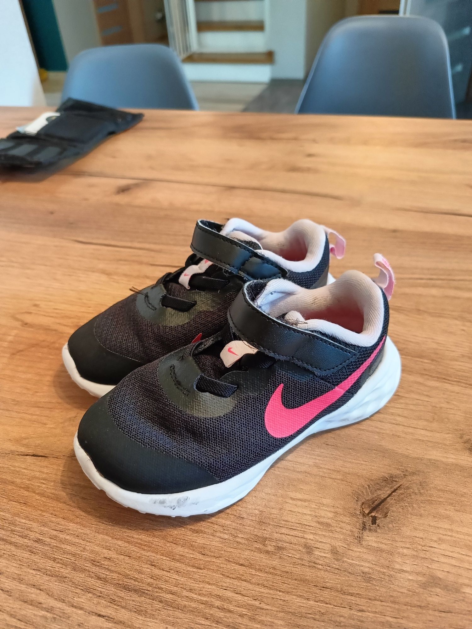 Buty Nike dla dziewczynki r. 26