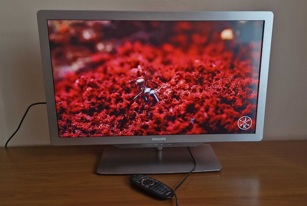 Телевізор "32" Philips 32PFL7606K/12 / Ambilight