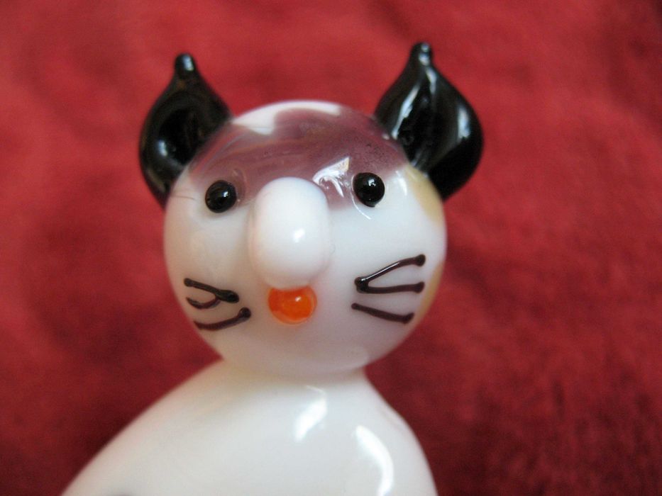 Kot - elegancik - figurka ze szkła w stylu M - 7 x 5 x 5 cm
