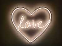Ledon, Neon w kształcie serca, napis Love