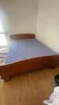 Cama Casal de Madeira Maciça com Colchão Incluído – Excelente Estado