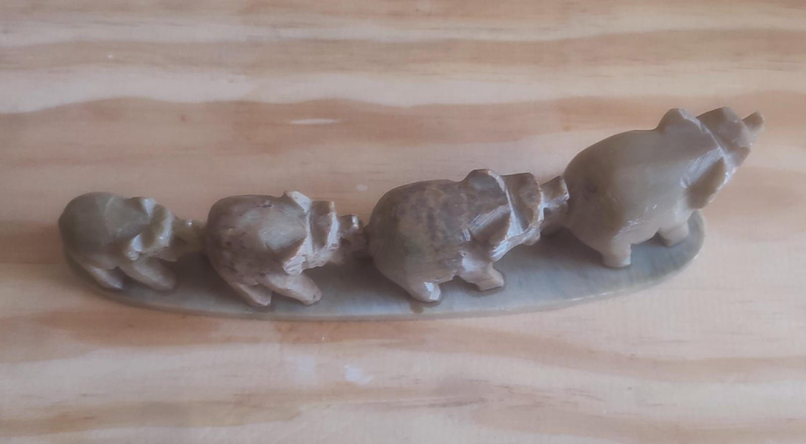 Conjunto de elefantes em pedra