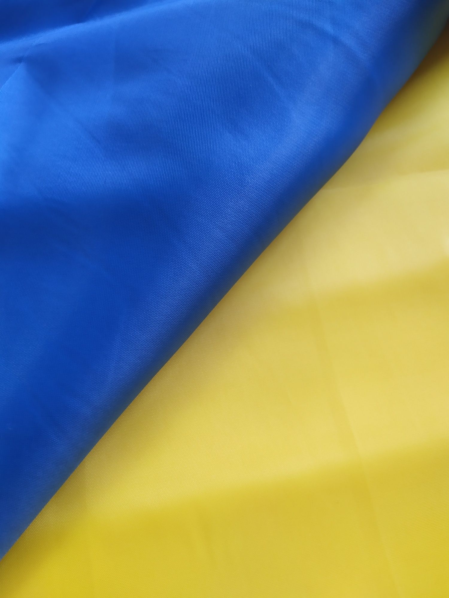Продам тканину в рулонах для виготовлення прапорів.