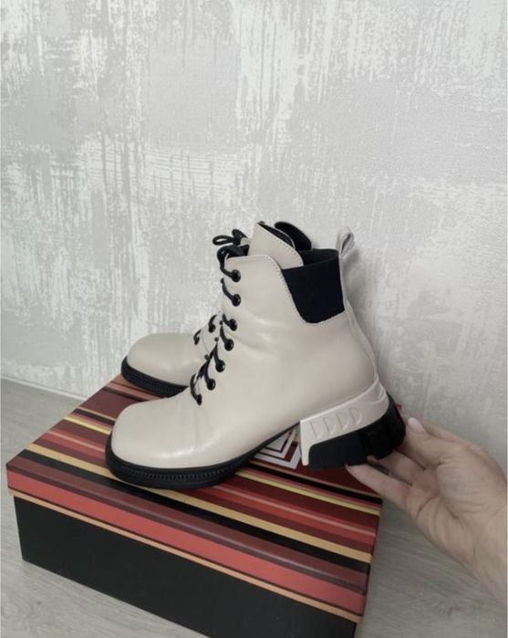 Кожаные ботинки ботиночки на каблуке ботильоны бежевые ботинки