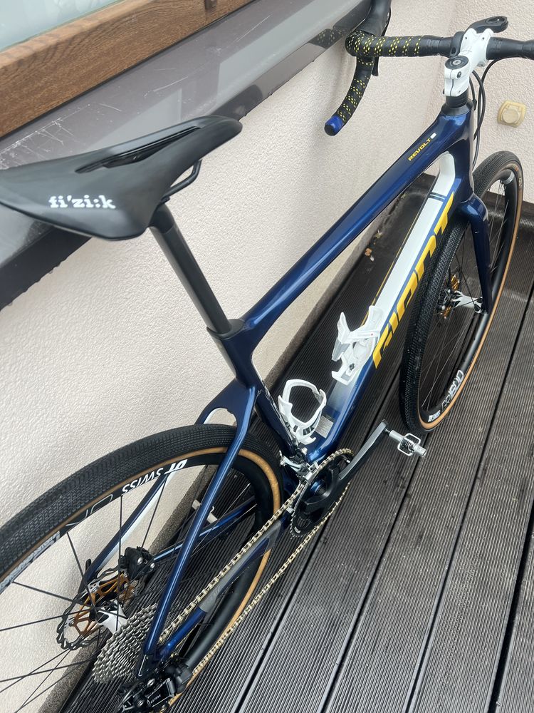 Giant Revolt Advanced gravel rama karbon DT Swiss shimano grx