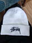 Biała czapka Stussy