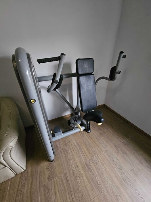 Technogym SIŁOWNIA 2 maszyny na klatkę, barki