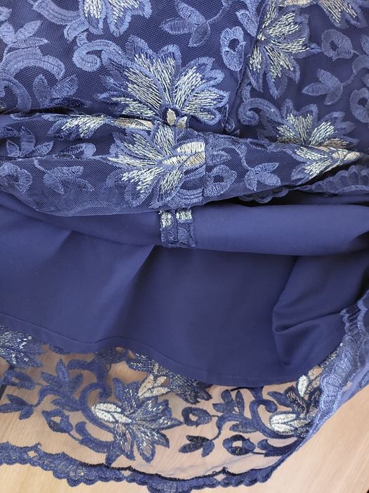 Granatowa / ciemno niebieska sukienka z pięknym haftem i srebrną nitką