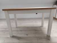 Stół z drewnianymi nogami