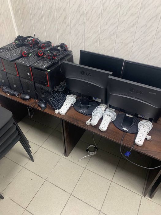 Компьютеры с клавиатурой монитором и мышкой